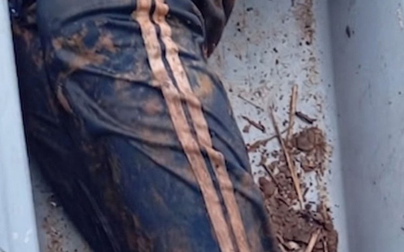 Polícia está divulgando a imagem da calça usada pela vítima com objetivo de que seja reconhecida por familiares do homem encontrado decapitado às margens do Rio Paranhana | abc+