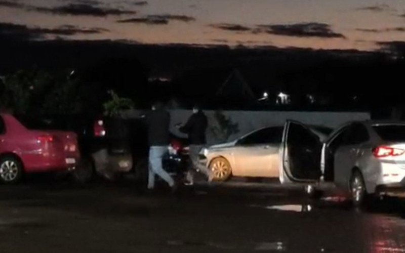 Prisão ocorreu no estacionamento de um supermercado no bairro Campina, em São Leopoldo | abc+