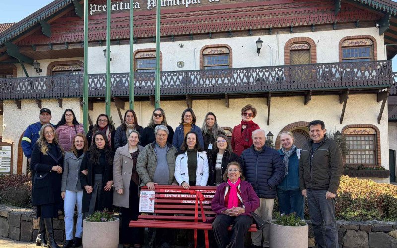 Gabinete da Primeira-Dama instala novos Bancos Vermelhos em Gramado
