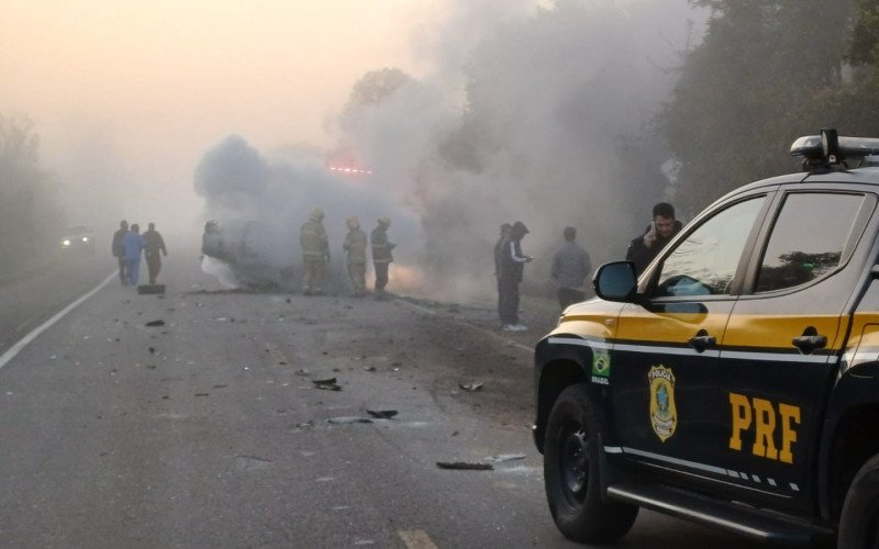 Dois carros pegaram fogo, uma pessoa morreu e outras duas ficaram feridas após acidente na BR-290, em Pantano Grande | abc+