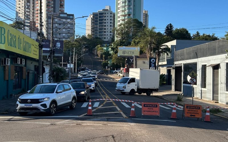 Obras no entorno da rótula voltam a gerar caos no trânsito em movimentado cruzamento de Novo Hamburgo 