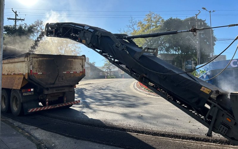 Obras no entorno da rótula voltam a gerar caos no trânsito em movimentado cruzamento de Novo Hamburgo 
