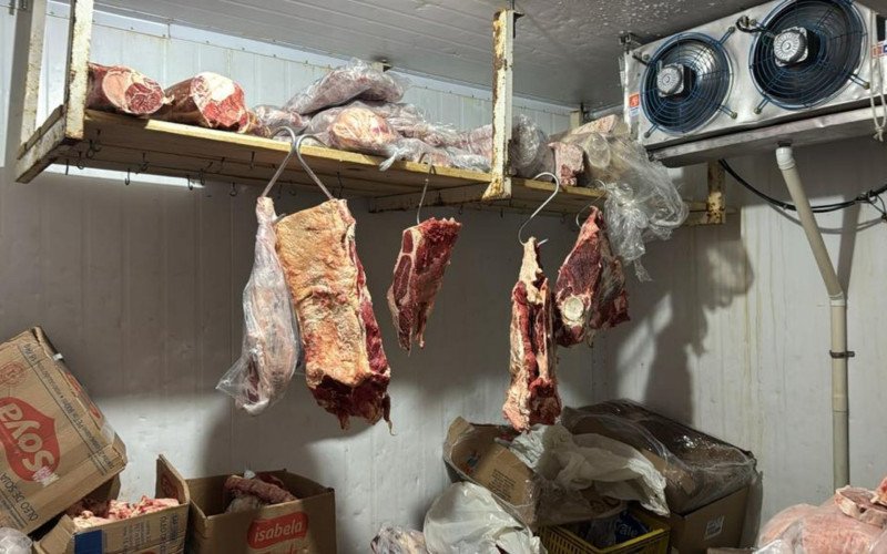 Força-Tarefa Segurança dos Alimentos apreende 2,2 toneladas de produtos impróprios em três mercados e um açougue