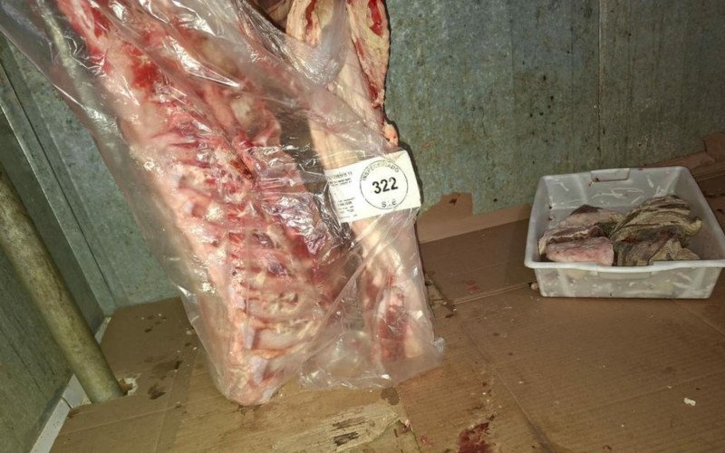 Força-Tarefa Segurança dos Alimentos apreende 2,2 toneladas de produtos impróprios em três mercados e um açougue