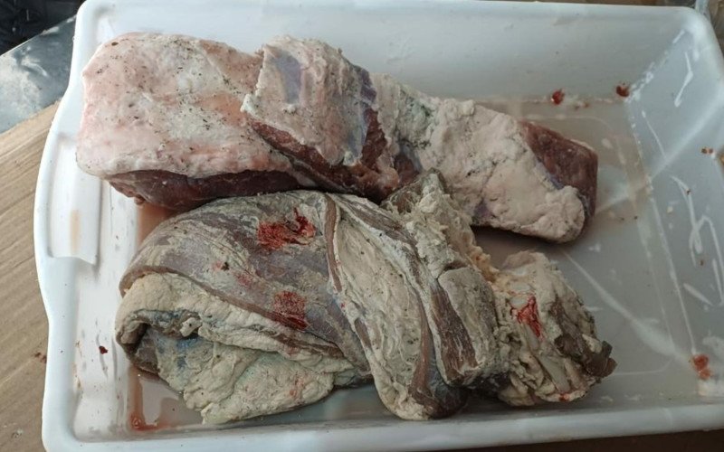Força-Tarefa Segurança dos Alimentos apreende 2,2 toneladas de produtos impróprios em três mercados e um açougue