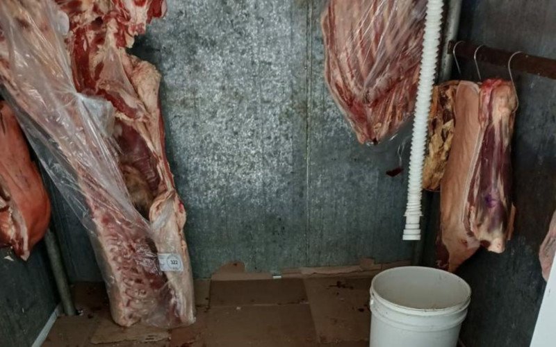 Força-Tarefa Segurança dos Alimentos apreende 2,2 toneladas de produtos impróprios em três mercados e um açougue