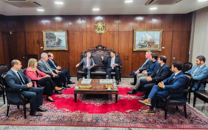 Prefeitos da região, juntamente com o deputado Marcel van Hattem, em reunião com Davi Alcolumbre | abc+