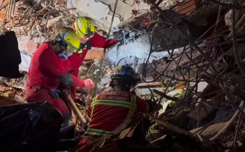 Bombeiros atuam no resgate de corpos de vítimas de terremotos na Venezuela | abc+