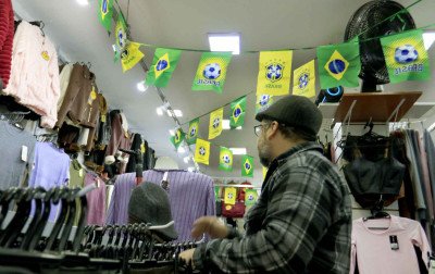 "Encaixotei para a próxima Copa do Mundo": Lojistas que investiram no verde e amarelo acabaram no prejuízo