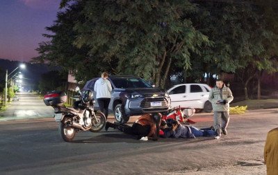 VÍDEO: Motociclista fica ferida e tem moto prensada por carro em Estância Velha