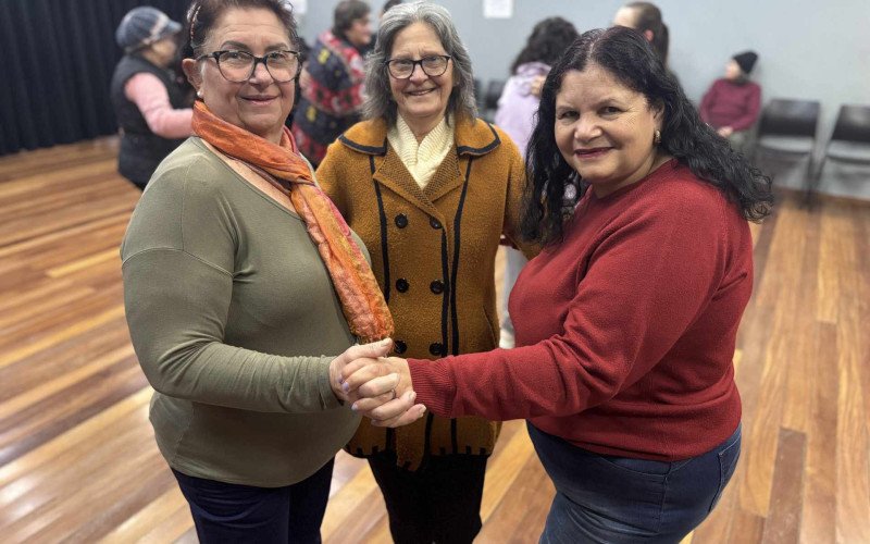 Dona Elaci (centro) convidou Neusa (de vermelho), que chamou S&ocirc;nia (de verde)