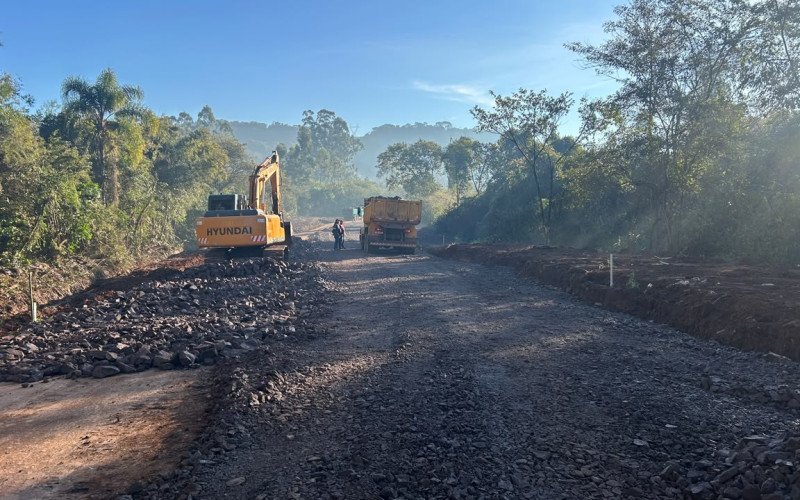Obra de pavimentação interdita principal acesso ao bairro Rincão Gaúcho por cerca de três semanas em Estância Velha