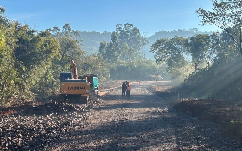 Obra de pavimentação interdita principal acesso ao bairro Rincão Gaúcho por cerca de três semanas em Estância Velha