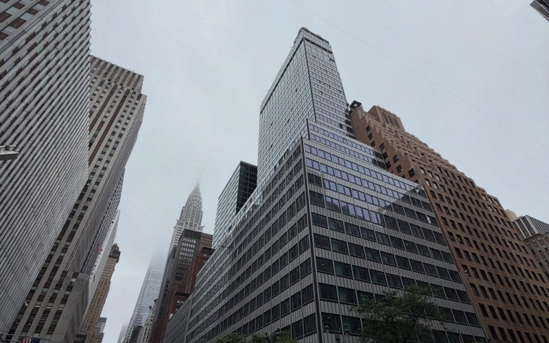 Prédio de 37 andares corre risco de desabamento e provoca evacuação em Nova York
