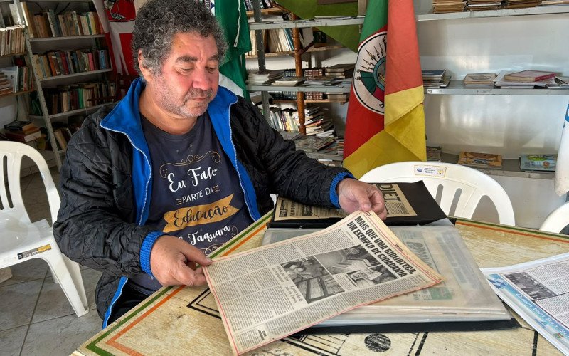 Roberto Carlos Guedes (Betão) na biblioteca, mostra reportagem do Grupo Sinos | abc+