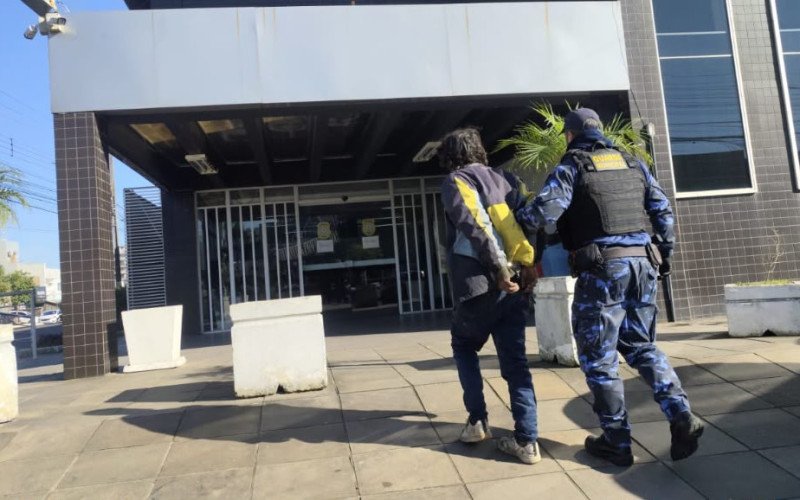 Guarda Municipal prende homem por tentativa de furto de fios em igreja em Canoas | abc+