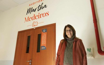 "A leitura muda a vida da gente": escritora Martha Medeiros nomeia auditório de colégio em Canoas