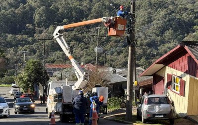 Substituição de lâmpadas antigas por LED nos bairros de Gramado é iniciada