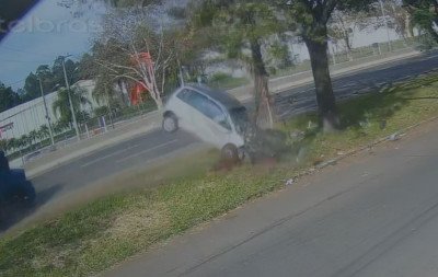 Imagens fortes: Vídeo mostra momento de acidente entre carro e caminhão na BR-116