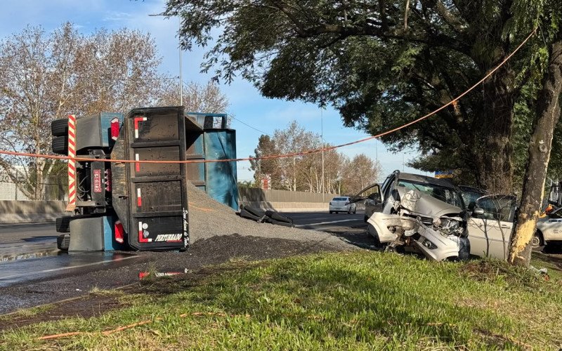 Acidente entre caminhão e dois carros deixa feridos na BR-116, em Estância Velha | abc+