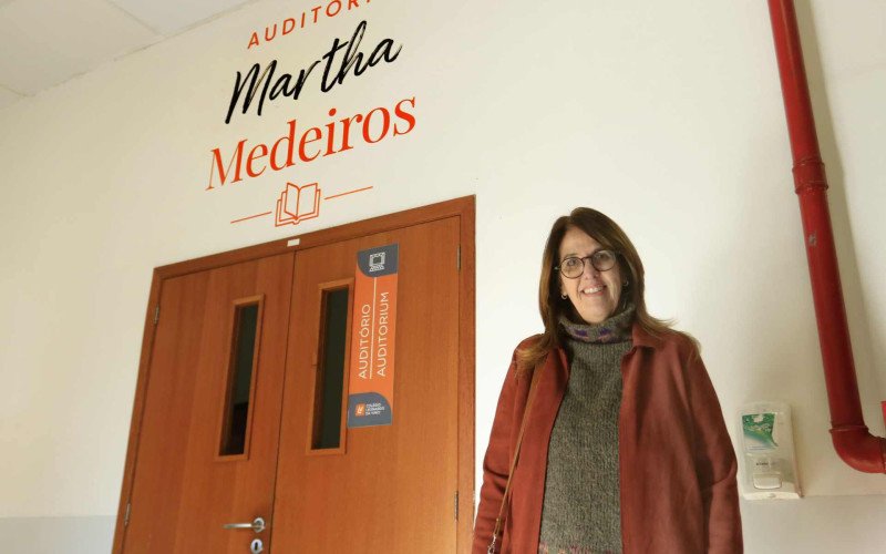 "A leitura muda a vida da gente": escritora Martha Medeiros nomeia auditório de colégio em Canoas
