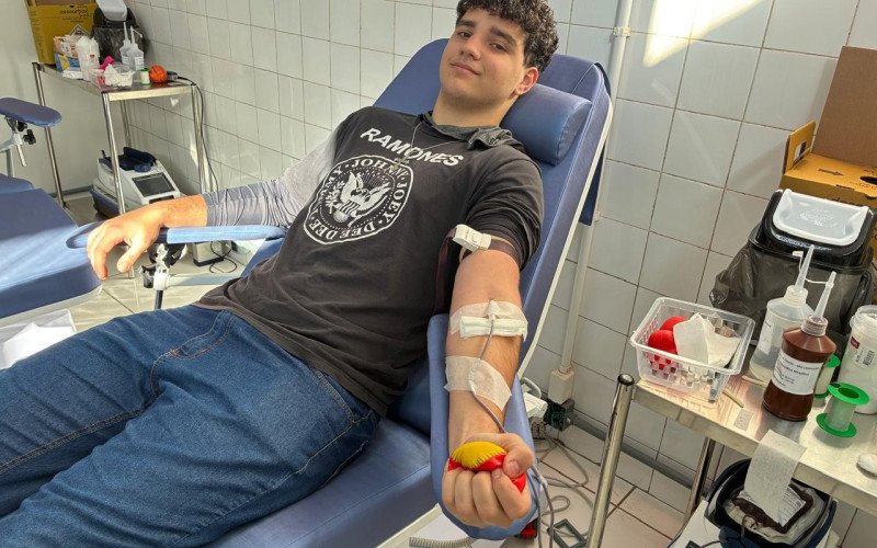 Grupo de alunos da Escola Frederico Schmidt se mobilizou para fazer doação de sangue no Centro Capilé - aluno Otávio