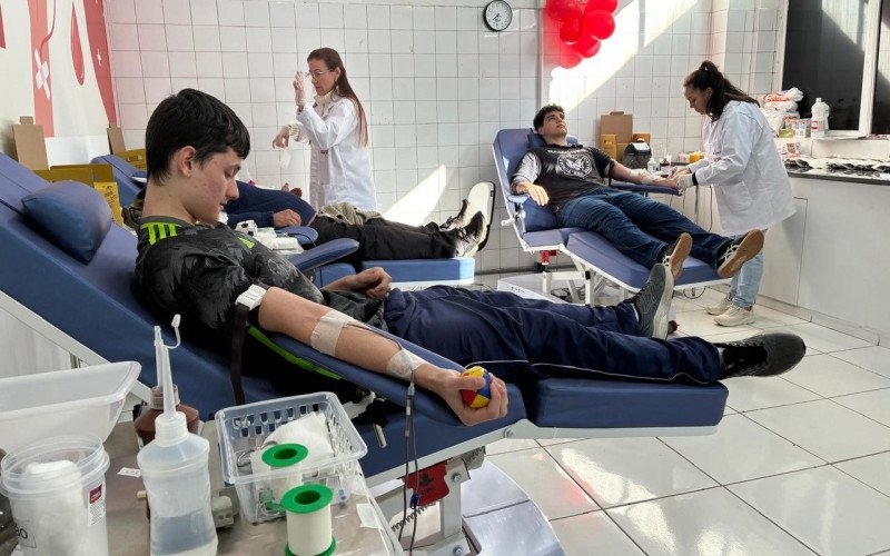 Projeto levou estudantes ao Posto de Coleta do Centro Capilé para doar sangue nesta quinta-feira