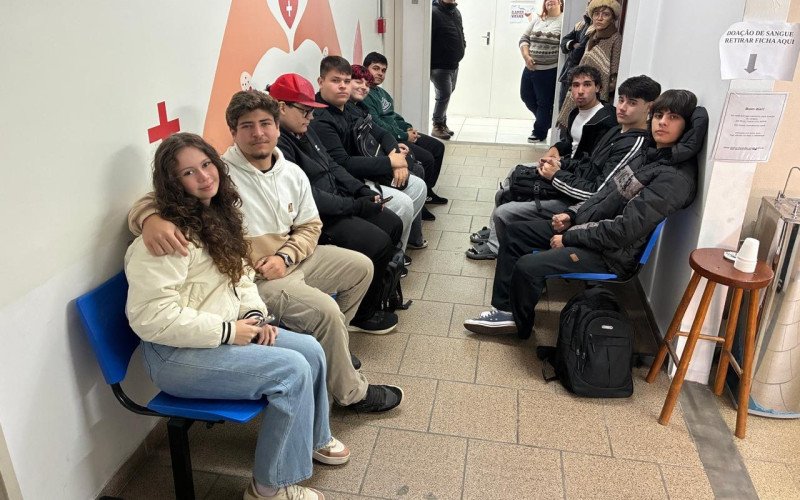 Grupo de alunos da Escola Frederico Schmidt se mobilizou para fazer doação de sangue no Centro Capilé