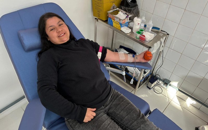 Grupo de alunos da Escola Frederico Schmidt se mobilizou para fazer doação de sangue no Centro Capilé - mãe de ex-aluna, Ana Graziela