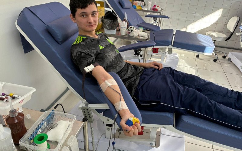 Grupo de alunos da Escola Frederico Schmidt se mobilizou para fazer doação de sangue no Centro Capilé - aluno Bernardo