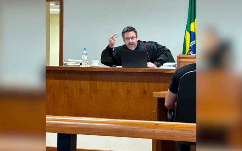 Na imagem, juiz fala com primeira testemunha do caso durante julgamento nesta quinta-feira (9) | abc+