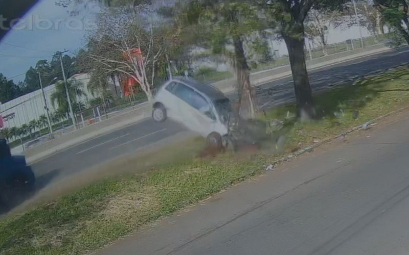 Vídeo mostra momento de acidente entre carro e caminhão na BR-116 | abc+