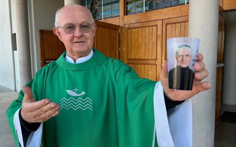 Padre Finkler, reitor do santuário, com o copo feito especialmente para a 20ª Romaria 