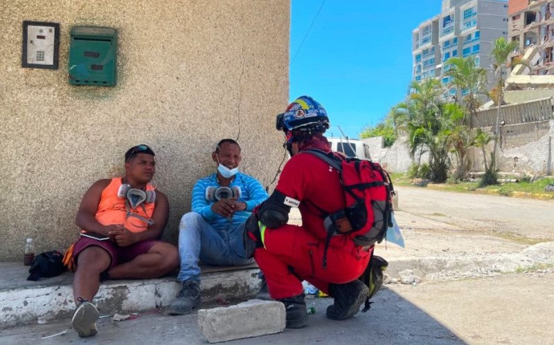 Salatiel presta apoio a irmãos venezuelanos que esperam pela retirada de escombros sobre seus pais | abc+