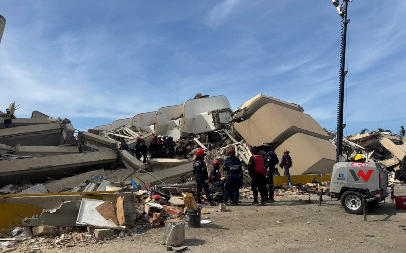  Bombeiros da região relatam destruição e esperança em missão na Venezuela
