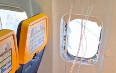 VÍDEO: Janela cede e passageiro é parcialmente sugado para fora de avião