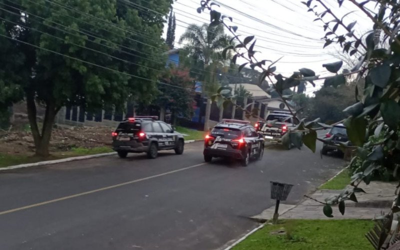 Homens que participaram de sessão de tortura contra desafeto com golpes de fuzil e pistola são procurados em Portão
