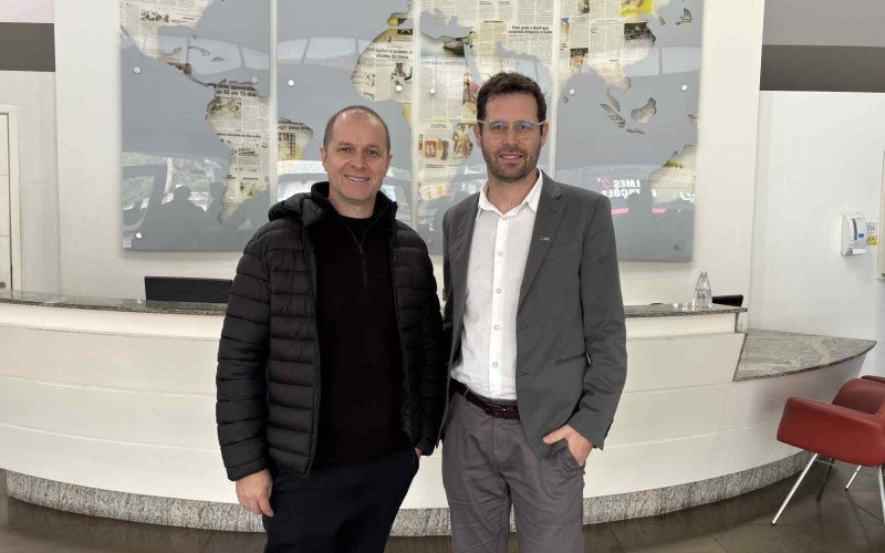 Presidente da CDL-NH, Leonardo Lessa, e vice-presidente Alexsander de Vargas, em visita ao Grupo Sinos | abc+