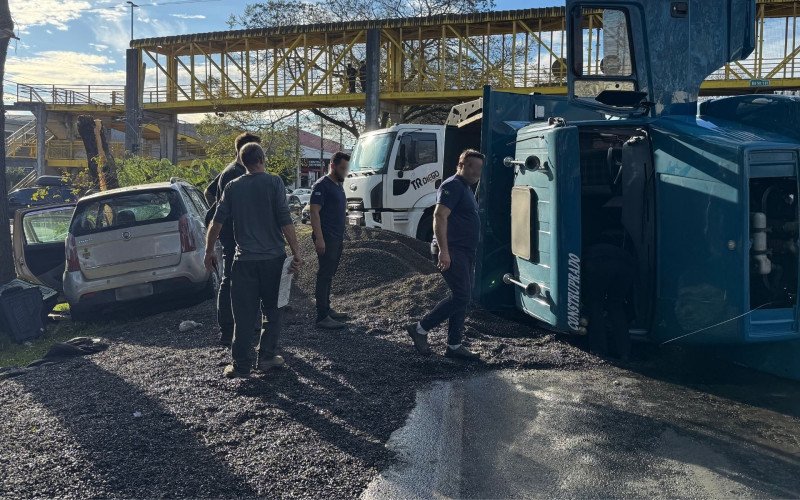 Caminhão caçamba tombou após perder o controle