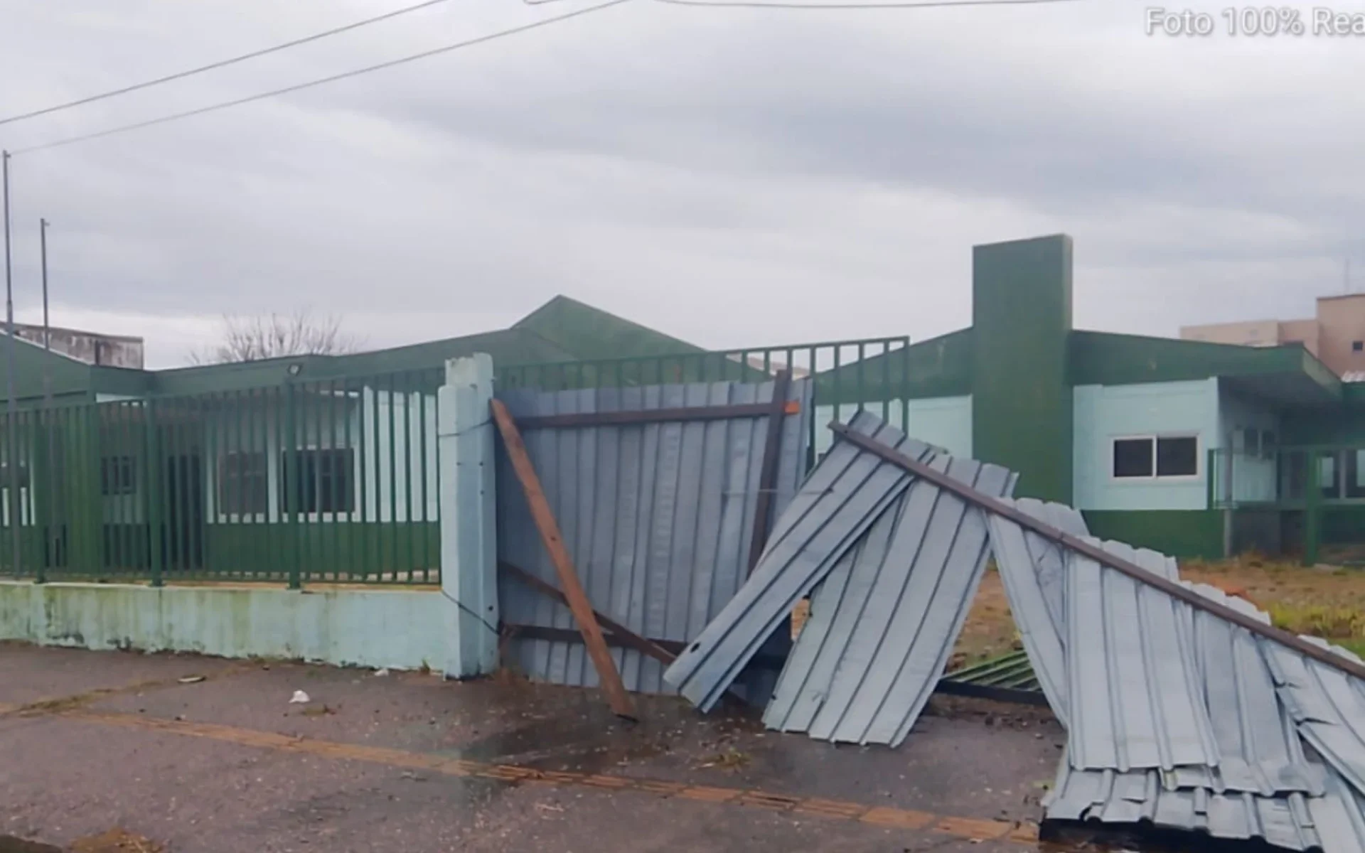 Fechada desde a enchente, escola Ledevino Piccinini tem muro derrubado por temporal em Canoas