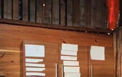 Manuscritos bíblicos em inglês estavam espalhados pelo casebre da família