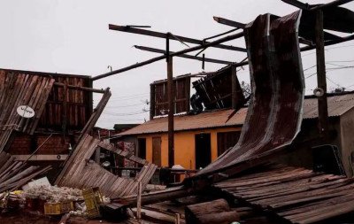 Granizo e ventania provocam estragos e deixam mais de 400 moradores fora de casa na região metropolitana