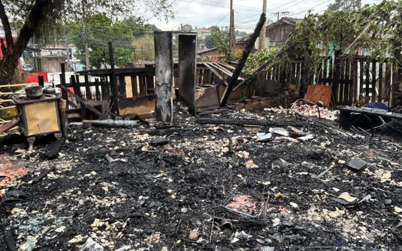 Casa pegou fogo e moradora morreu na madrugada deste sábado em Novo Hamburgo