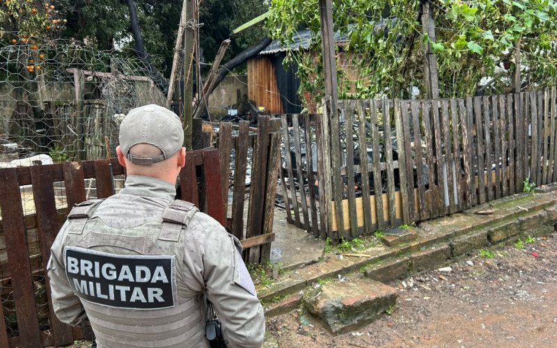 Casa pegou fogo e moradora morreu na madrugada deste sábado em Novo Hamburgo