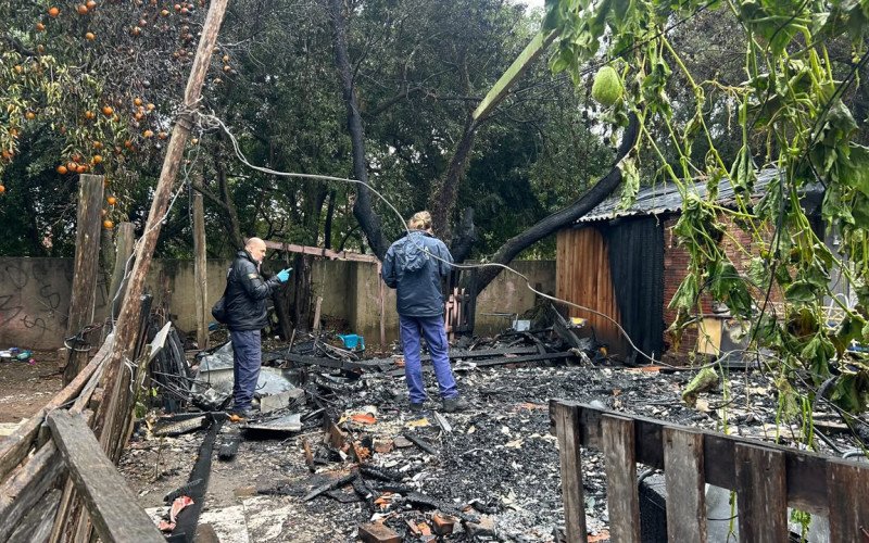 Casa pegou fogo e moradora morreu na madrugada deste sábado em Novo Hamburgo