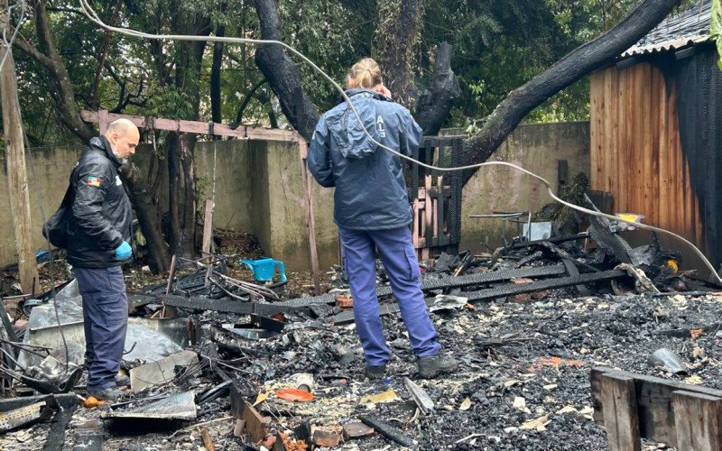 Casa pegou fogo e moradora morreu na madrugada deste sábado em Novo Hamburgo