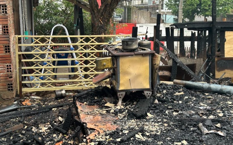 Casa pegou fogo e moradora morreu na madrugada deste sábado em Novo Hamburgo