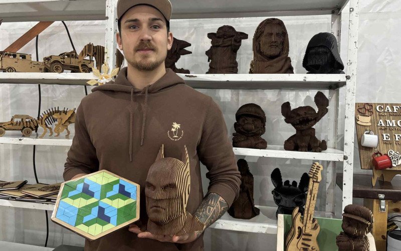 Murilo, do Fazan Artesanato, na XXV Feira Estadual do Artesanato, em Dois Irmãos