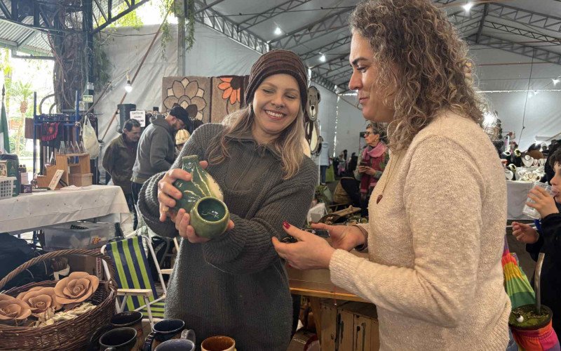 Raquel, do Ateliê Coração das Artes, na XXV Feira Estadual do Artesanato, em Dois Irmãos | abc+