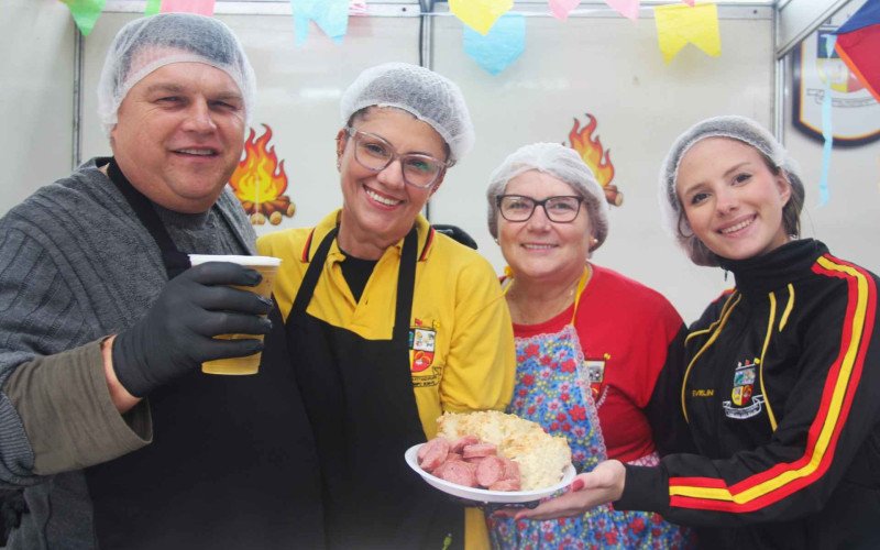 Integrantes do Glockenthal Volkstanzgrupper Leandro Allgayer, Ingrid Allgayer, Lourdes Hecker e Evelin Shena